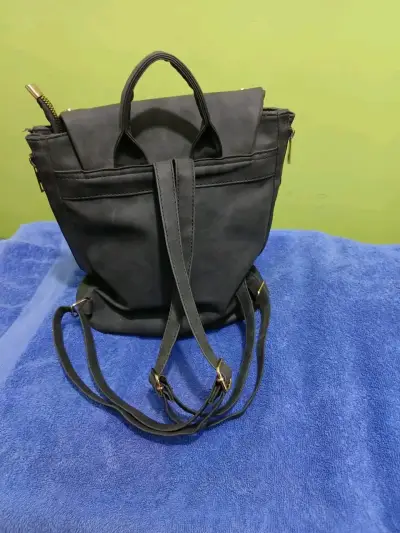 Mochila negra estilo casual - miniatura 2