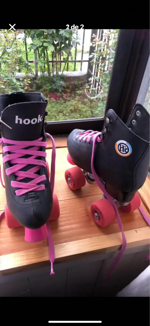 Patines negros con ruedas rosas - 1