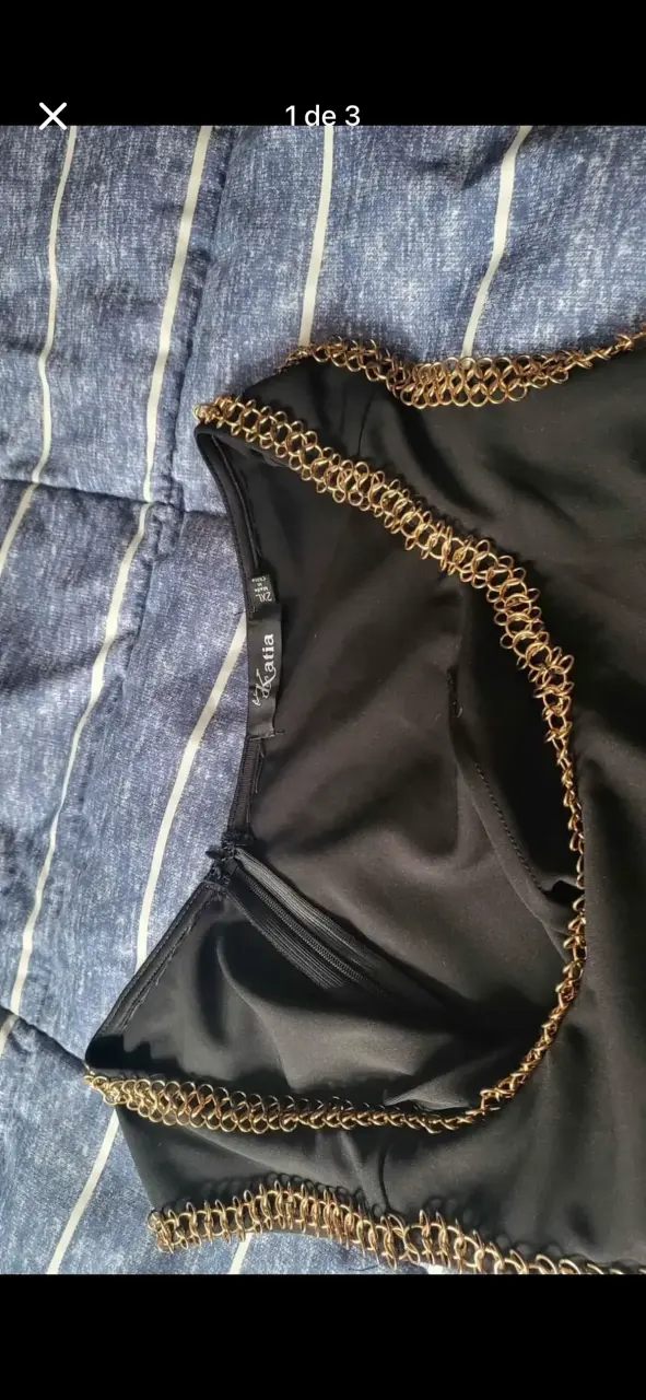 Vestido negro con detalles dorados - 1