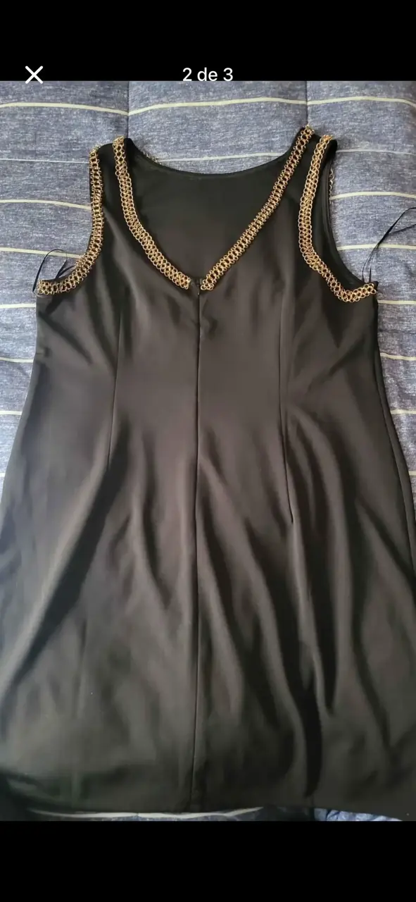Vestido negro con detalles dorados - 2