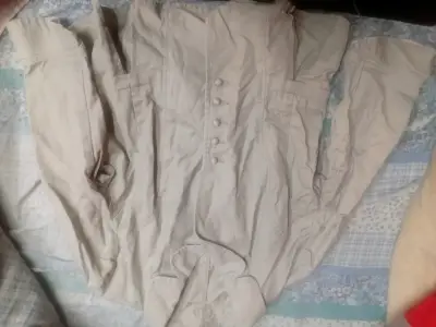Chaqueta beige con botones - miniatura 1