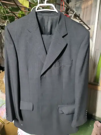 Traje negro elegante - miniatura 1