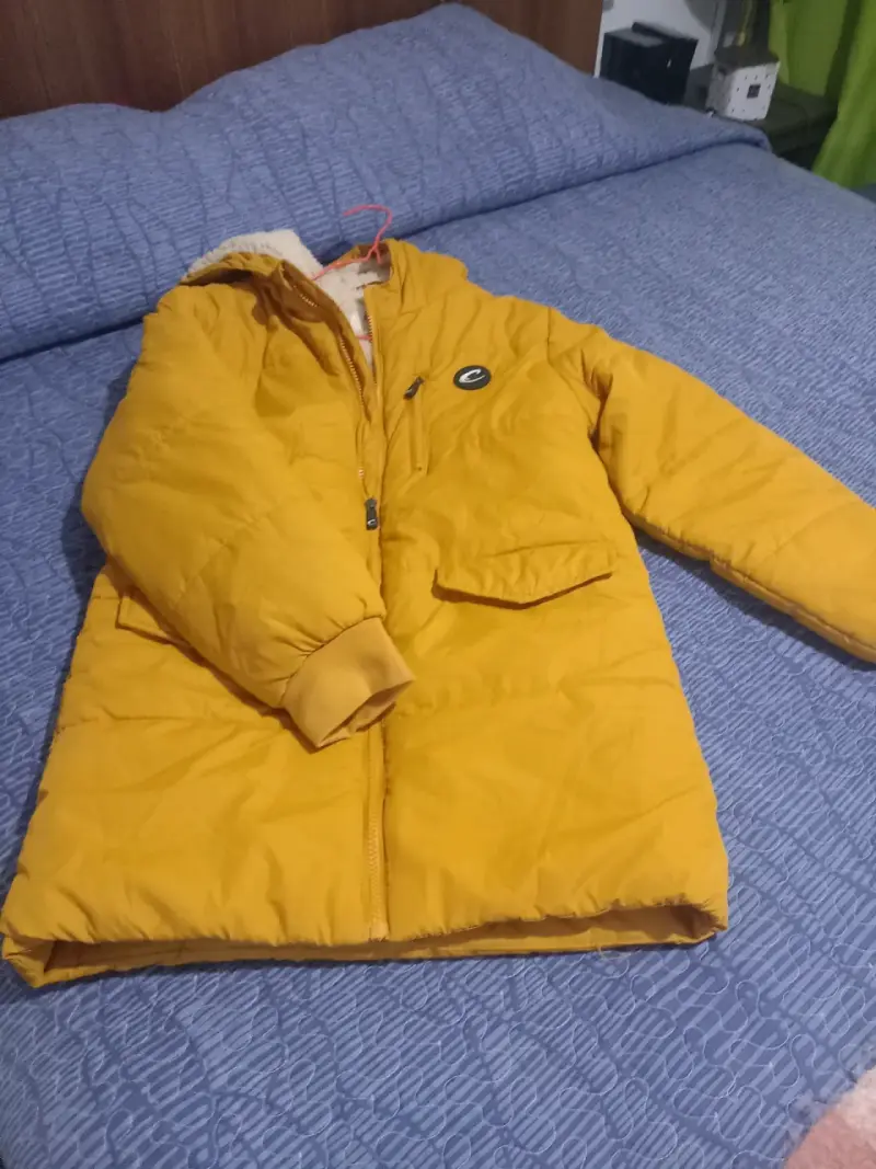 Chaqueta amarilla con capucha - 1