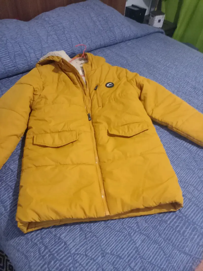 Chaqueta amarilla con capucha - 2