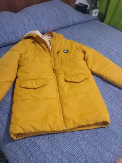 Chaqueta amarilla con capucha - miniatura 2