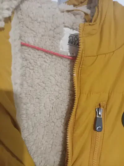 Chaqueta amarilla con capucha - miniatura 3