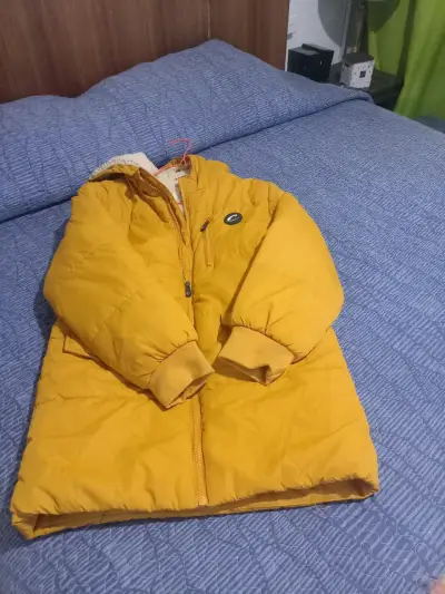 Chaqueta amarilla con capucha - miniatura 4
