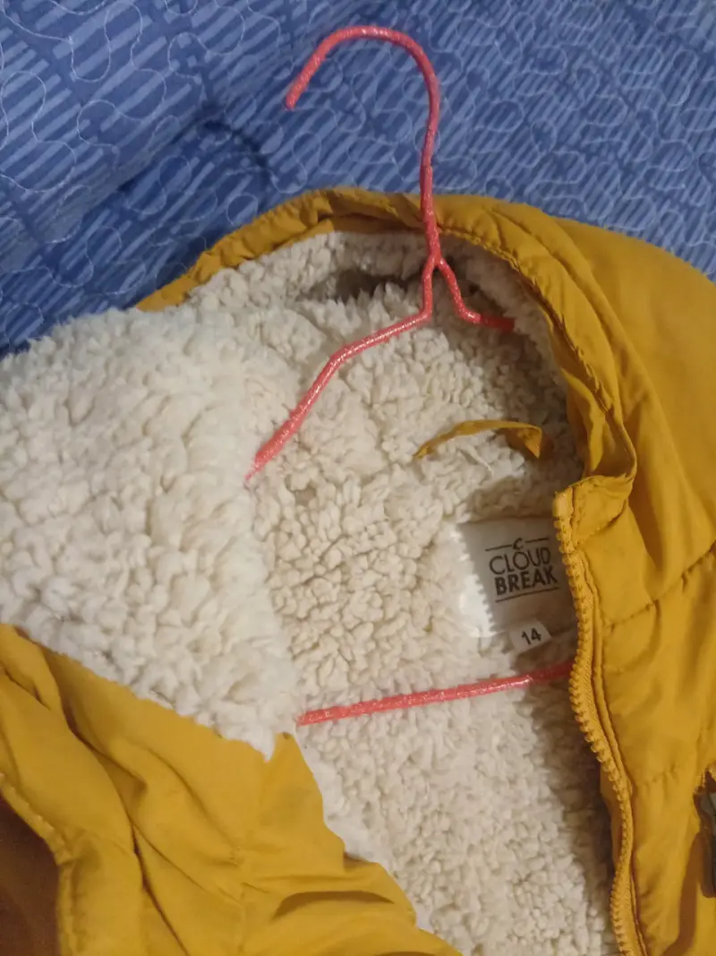 Chaqueta amarilla con capucha - 5