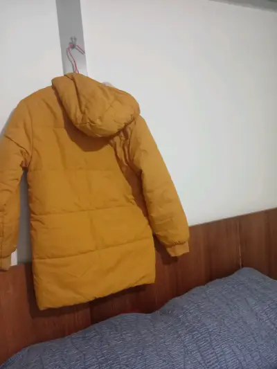 Chaqueta amarilla con capucha - miniatura 6