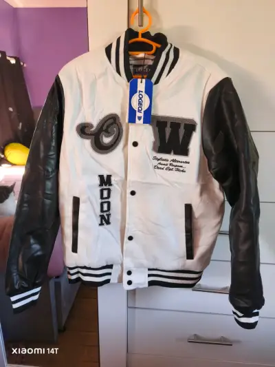 Chaqueta varsity blanca y negra - miniatura 1