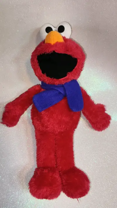 Peluche rojo con bufanda azul - miniatura 1