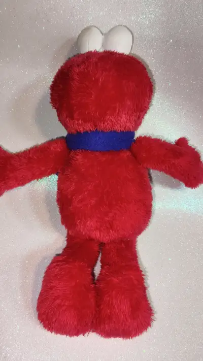 Peluche rojo con bufanda azul - miniatura 2