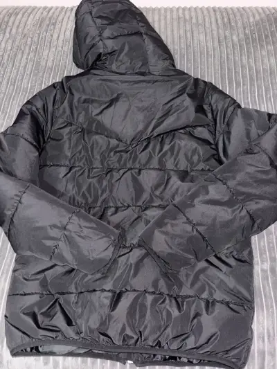 Parka negra con capucha - miniatura 2