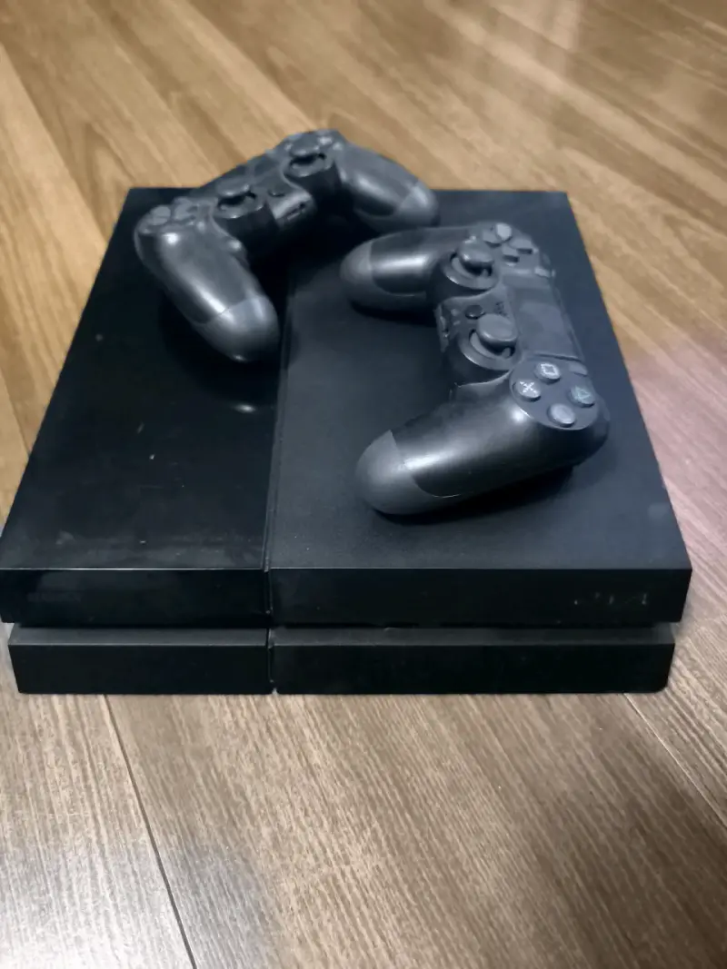 Consola PlayStation con dos controles - 1