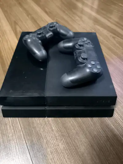 Consola PlayStation con dos controles - miniatura 1