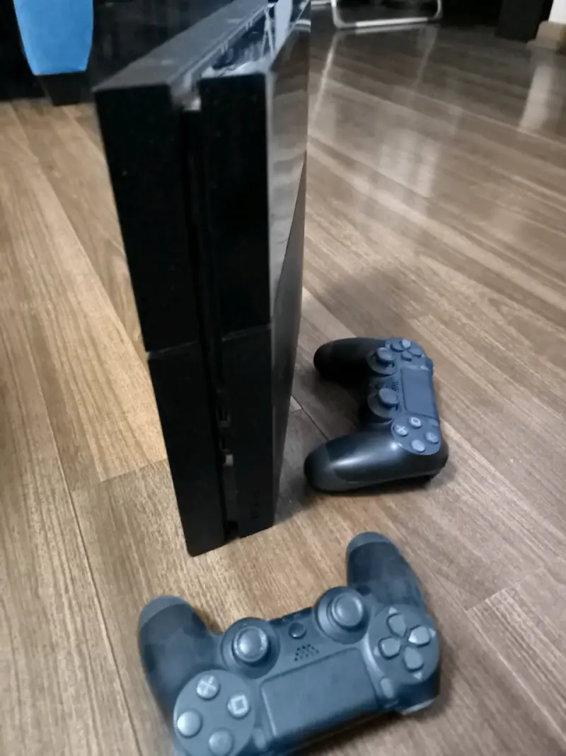 Consola PlayStation con dos controles - 2