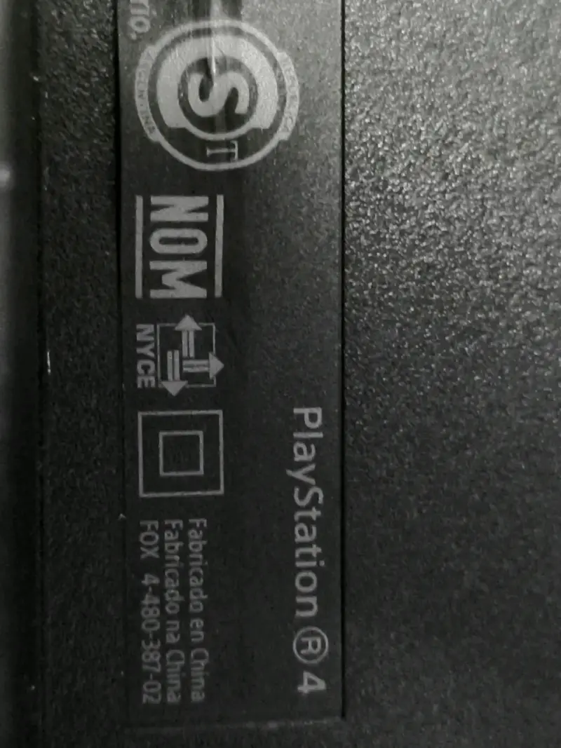 Consola PlayStation con dos controles - 4