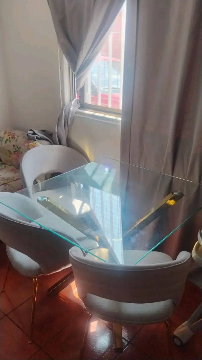 Mesa de vidrio con sillas palomas