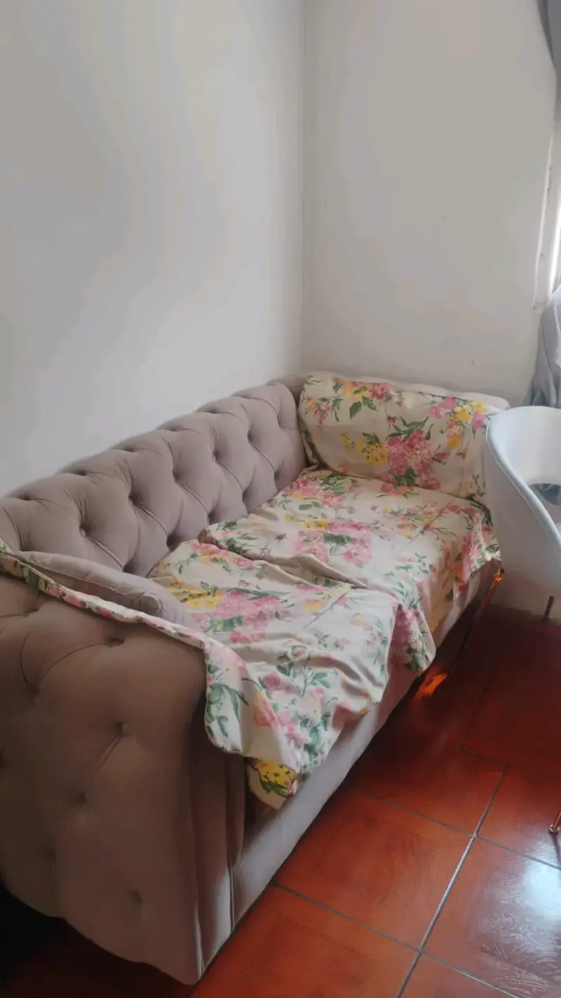 Sofá beige clásico