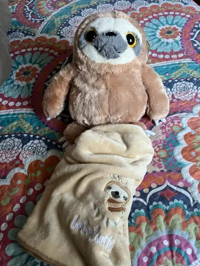Peluche perezoso con manta - miniatura 1