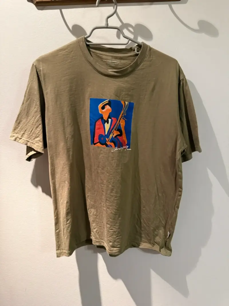 Polera verde musgo con diseño artístico