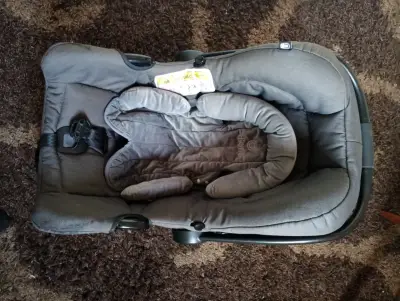 Silla de auto para bebé gris - miniatura 2