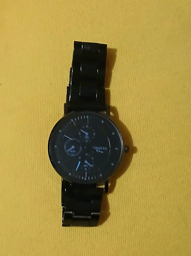 Reloj negro con correa metálica