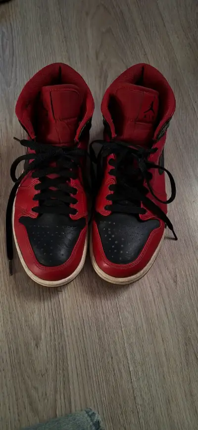 Zapatillas deportivas rojas y negras jordan air 1 - miniatura 1