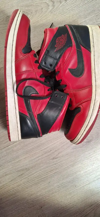 Zapatillas deportivas rojas y negras jordan air 1 - miniatura 2