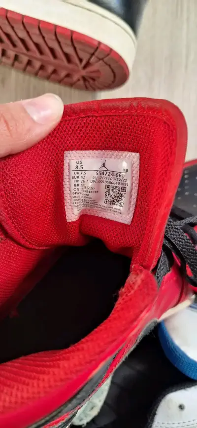 Zapatillas deportivas rojas y negras jordan air 1 - miniatura 3