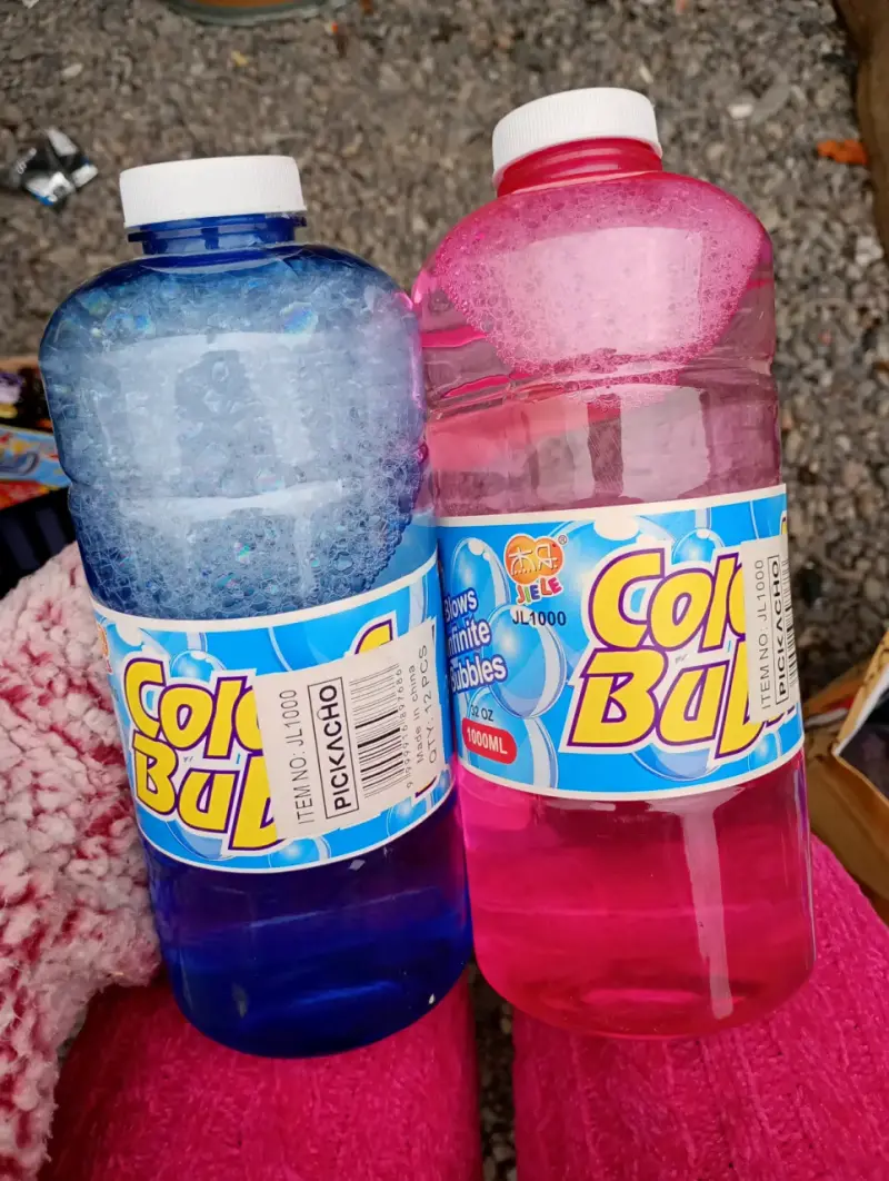 Botellas de burbujas color azul y rojo