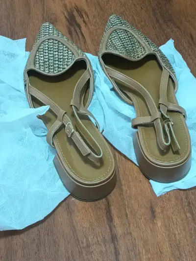 Sandalias planas beige y tejidas - miniatura 1