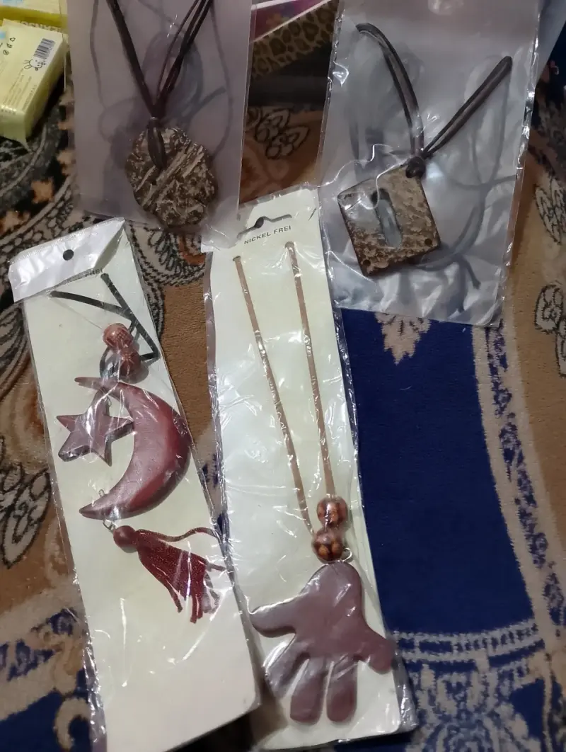 Collares con dijes artesanales
