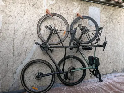 Ahorra espacio - Soporte de bicicletas con pivote! - miniatura 4