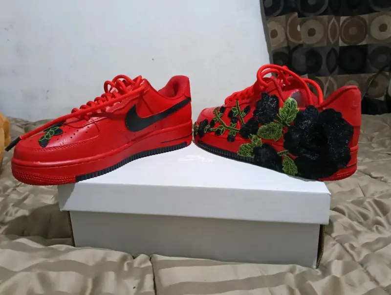 Zapatillas rojas con diseño floral - 1