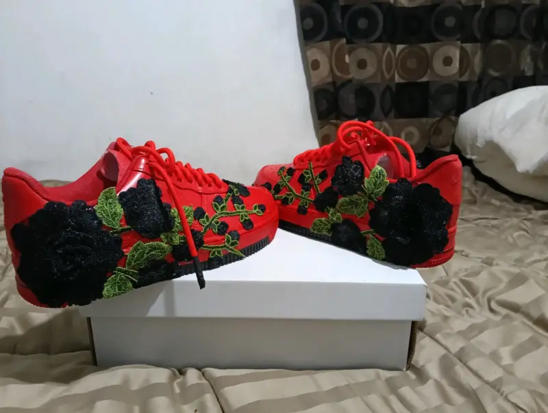 Zapatillas rojas con diseño floral - 2