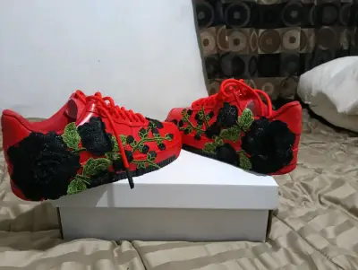 Zapatillas rojas con diseño floral - miniatura 2