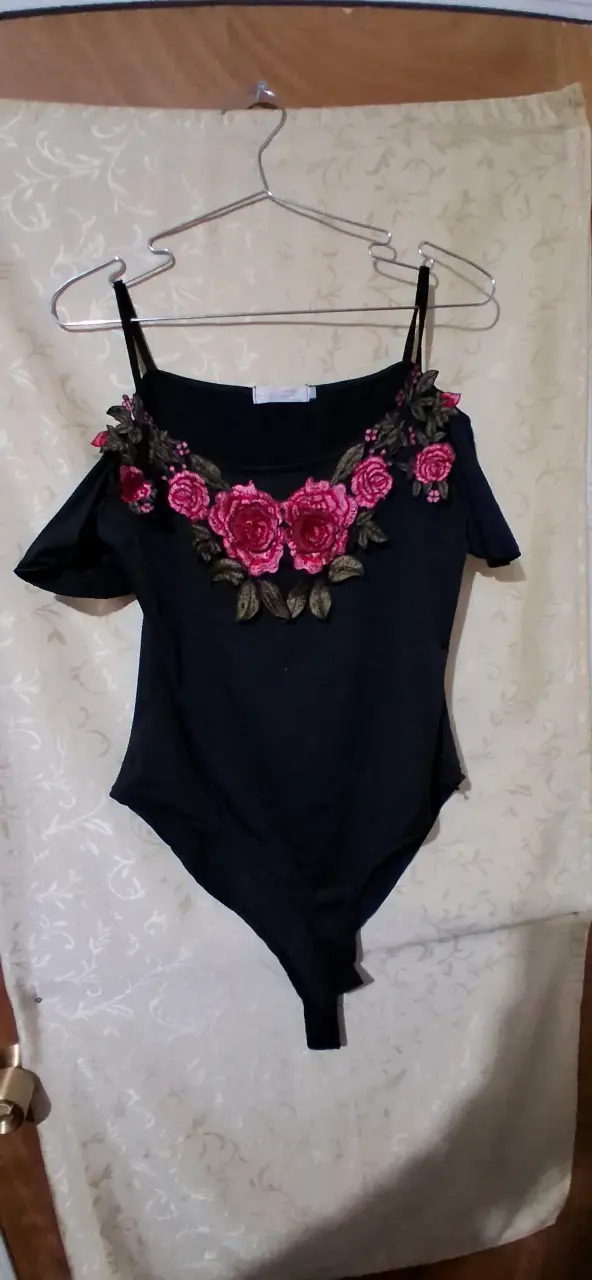 Body negro con rosas bordadas - 1