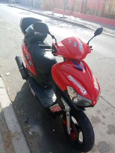 Scooter roja deportiva - miniatura 1