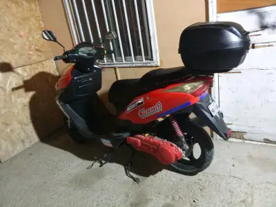 Scooter roja deportiva - miniatura 2