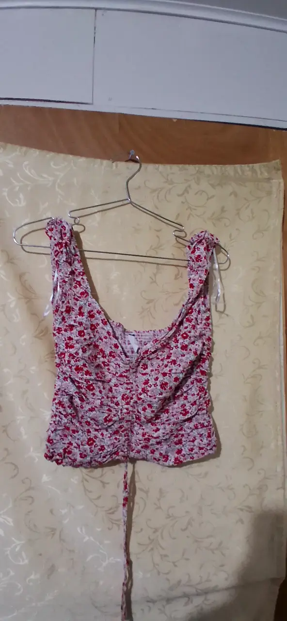Blusa con estampado floral rojo - 1