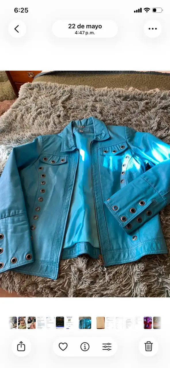 Chaqueta azul con ojales de cuero