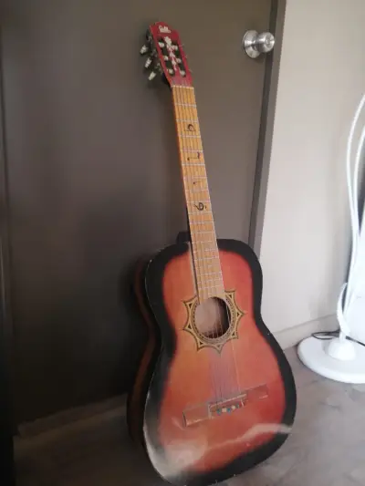 Guitarra clásica acústica - miniatura 1