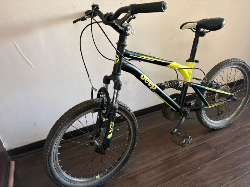 Bicicleta Jeep amarilla y negra - 3