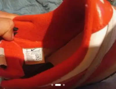 Zapatillas deportivas rojas y blancas - miniatura 2