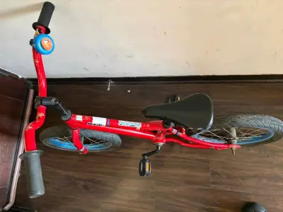 Bicicleta infantil roja con timbre - miniatura 1