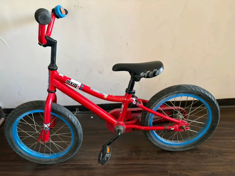 Bicicleta infantil roja con timbre - 2