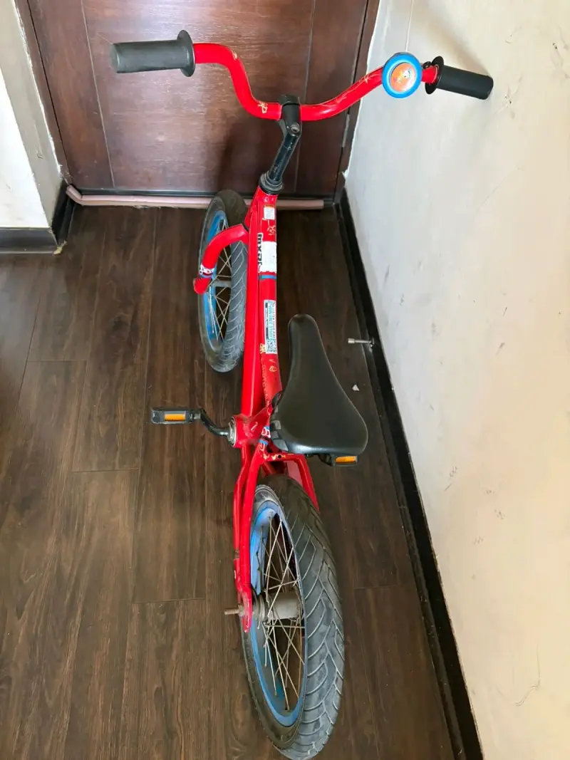 Bicicleta infantil roja con timbre - 3