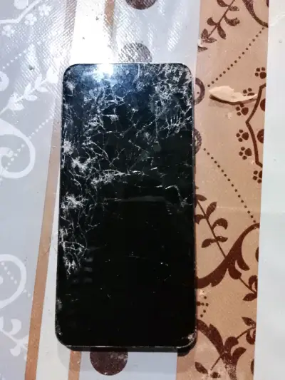 Teléfono con pantalla rota - miniatura 1