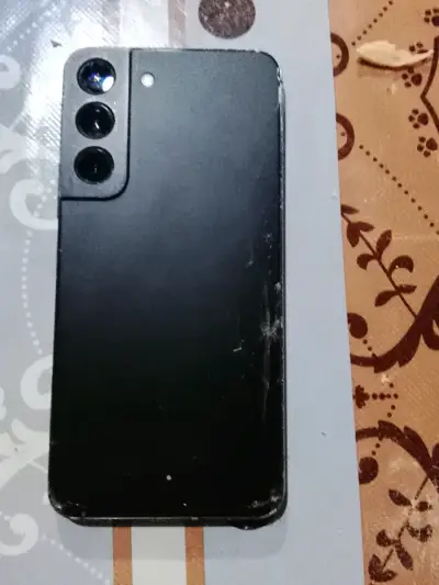 Teléfono con pantalla rota - miniatura 2